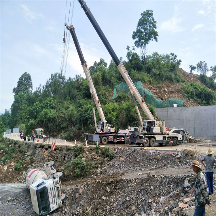 武侯汽车掉沟里叫吊车救援要多少钱